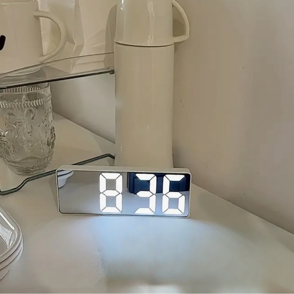 Mirror clock - Picture 1 of 6